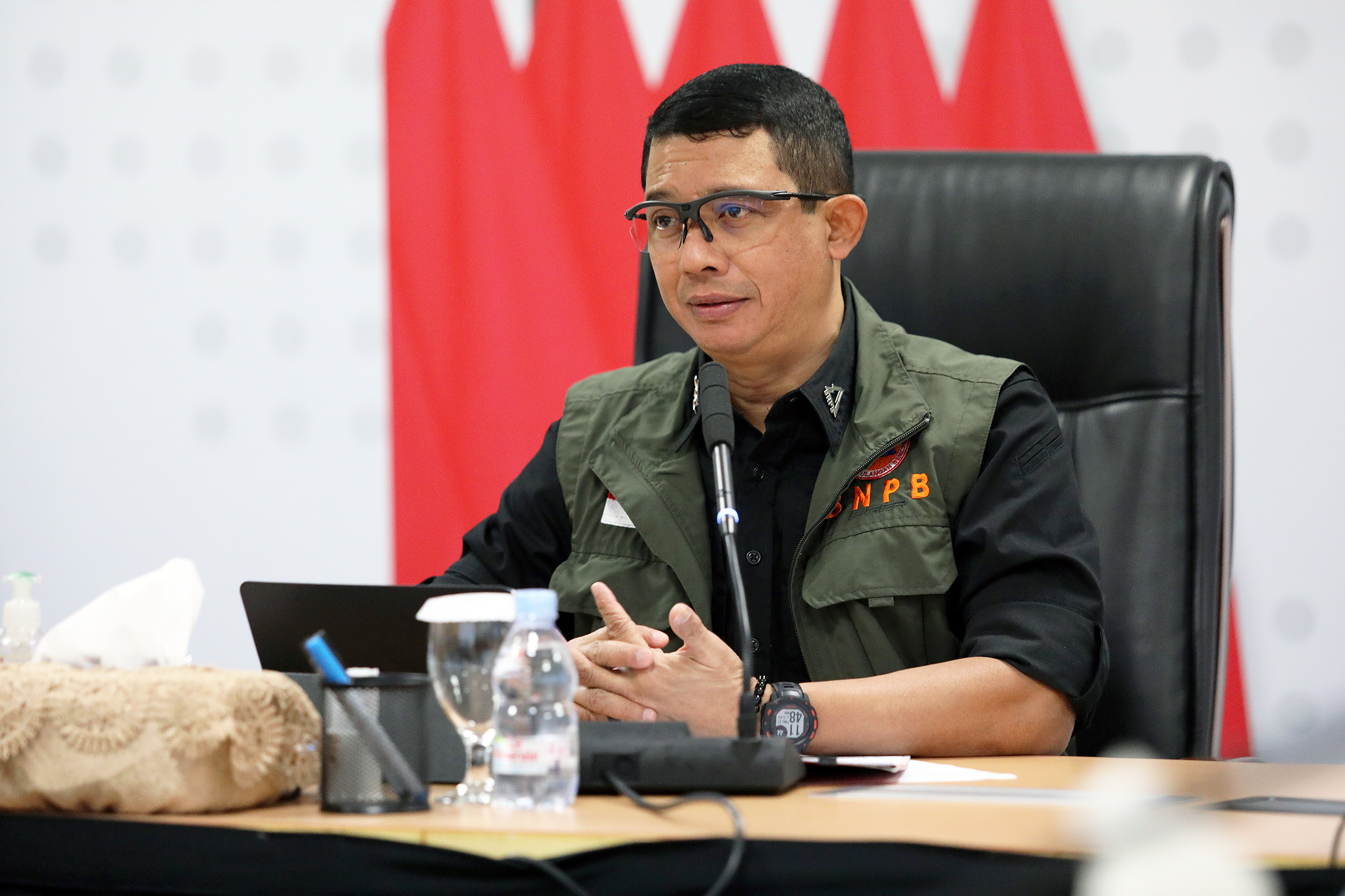 Kepala BNPB Letjen TNI Suharyanto S.Sos., M.M., memberikan arahan dalam pertemuan yang dilakukan antara BNPB dengan Pemerintah Provinsi Sumatera Barat di Gedung Graha BNPB, Jakarta, Kamis (27/7).